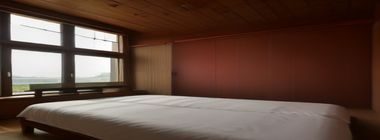 日本私小说文学书籍封面，展示 hitozuma 文学根源的出版文化背景